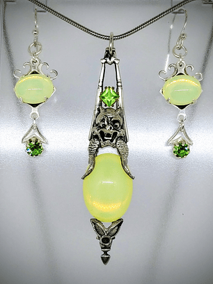 16tcw ☢ Art Deco inspired, vintage UG glass Dragon Necklace and earrings set - Private collection