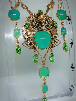 CJ - 60Tcw ☢ Stunning Art Nouveau inspired, vintage Green opal UG glass Set- 14k gold-plated  - Costume 👑