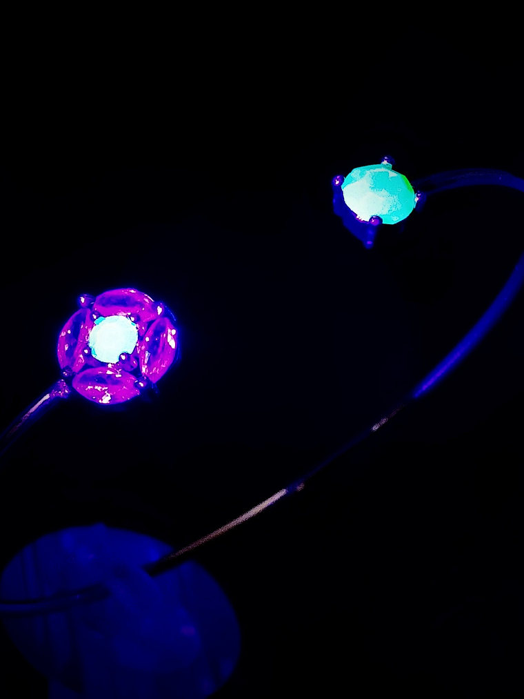 CJ - .7tcw ☢ vintage Peridot green UG glass, 14k yellow gold-plated open cuff bracelet - Costume 5