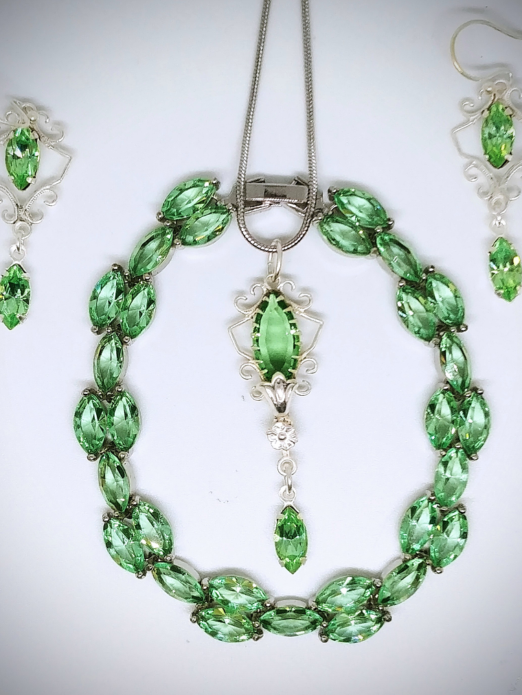 RTS ☢ Art Deco inspired, vintage UG glass Necklace and earrings set - Costume - Video ⏯ 7