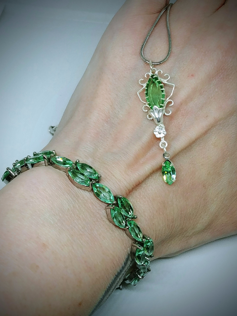 RTS ☢ Art Deco inspired, vintage UG glass Necklace and earrings set - Costume - Video ⏯ 6