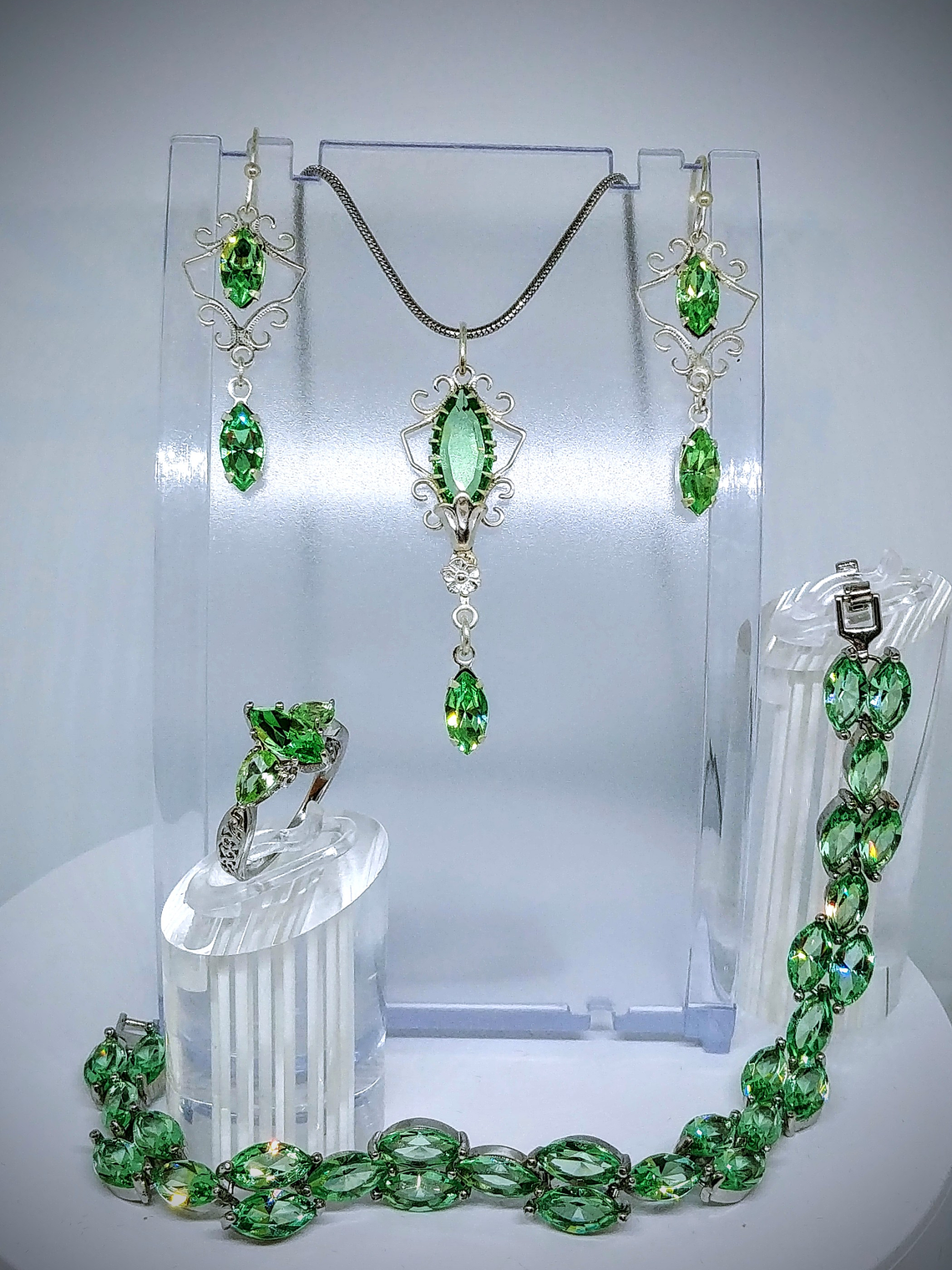 RTS ☢ Art Deco inspired, vintage UG glass Necklace and earrings set - Costume - Video ⏯ 1
