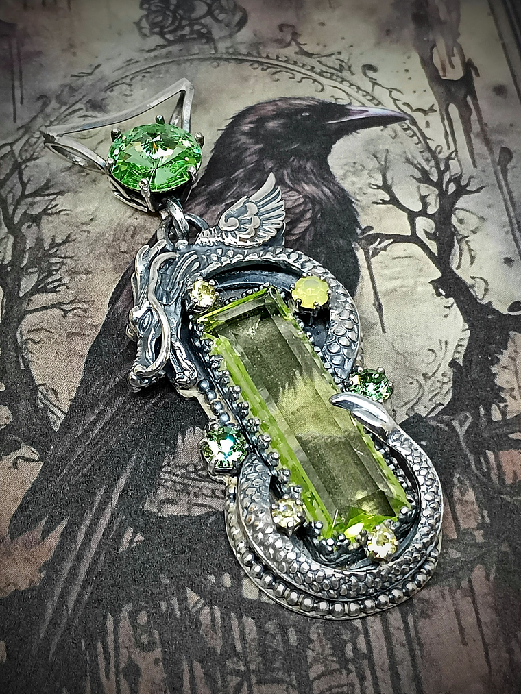 ☢ Left facing Galaxy Dragon Necklace, vintage Green & Vaseline UG - Private collection 7