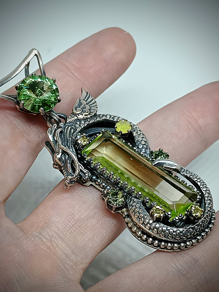 ☢ Left facing Galaxy Dragon Necklace, vintage Green & Vaseline UG - Private collection 2