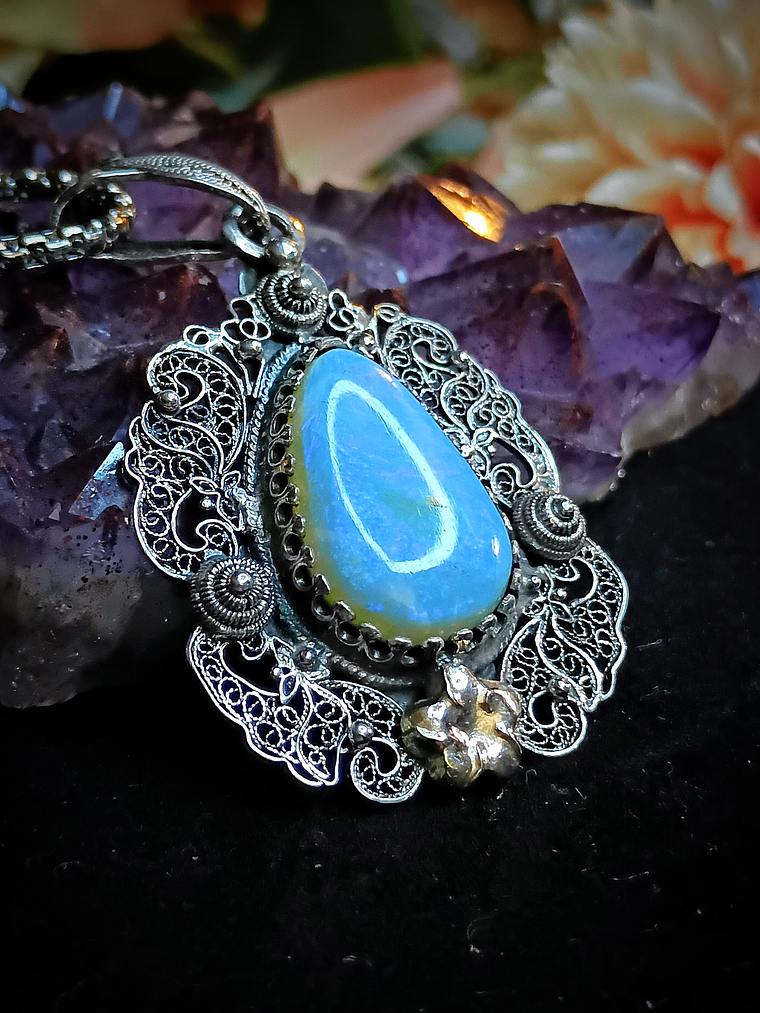Delicate sterling filigree and Australian opal pendant - Video 2