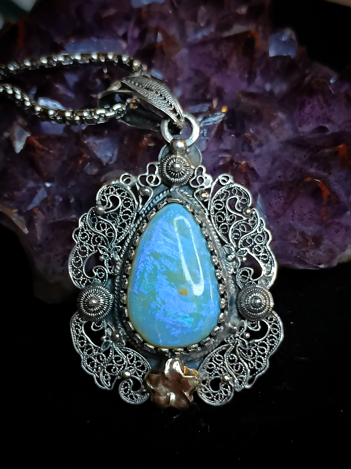 Delicate sterling filigree and Australian opal pendant - Video 3
