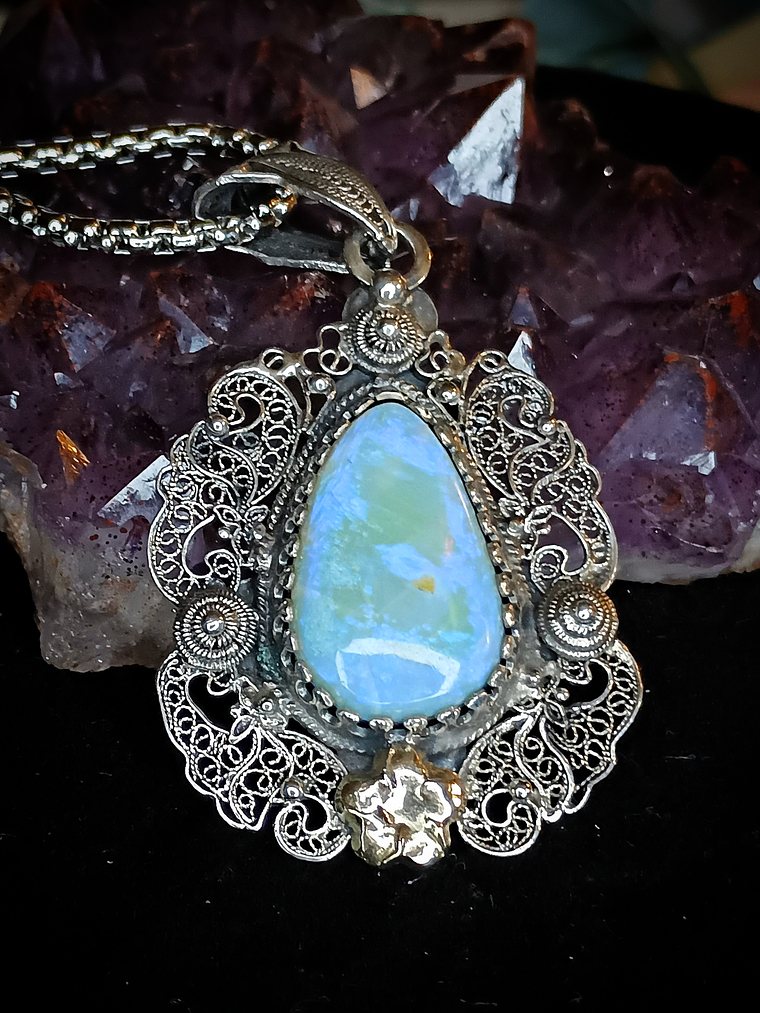 Delicate sterling filigree and Australian opal pendant - Video 4