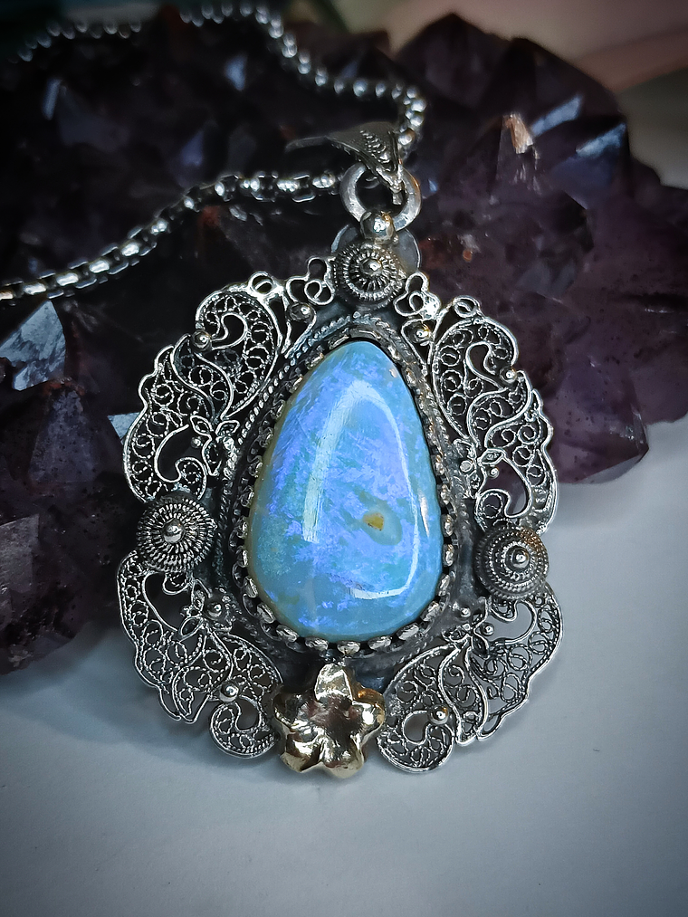 Delicate sterling filigree and Australian opal pendant - Video 8