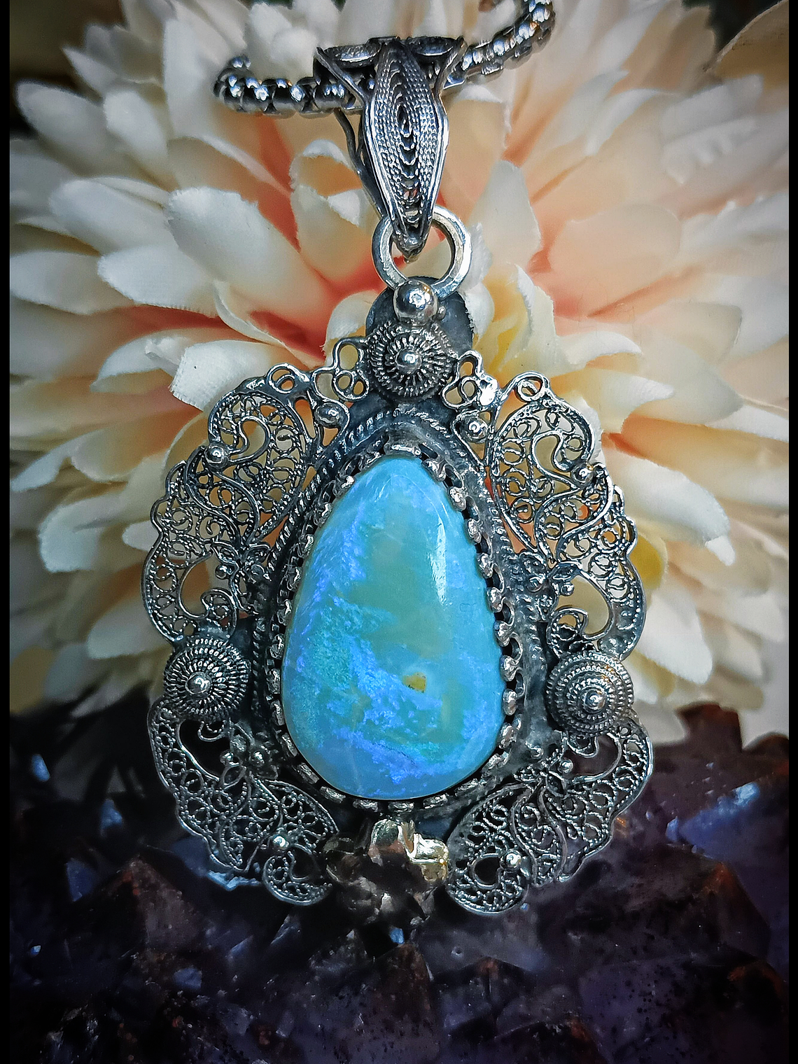 Delicate sterling filigree and Australian opal pendant - Video 1