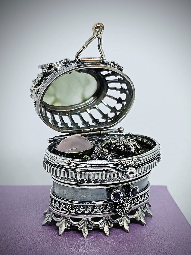 Polly Pocket, jumping spider silver box 1