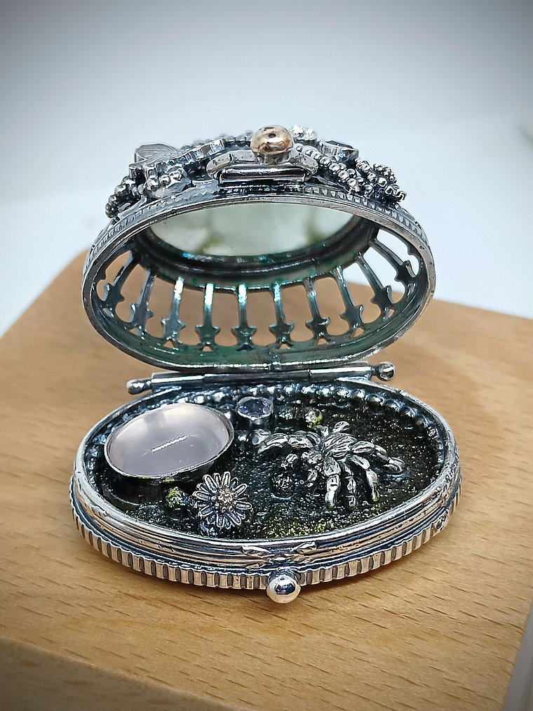 Polly Pocket, jumping spider silver box 4