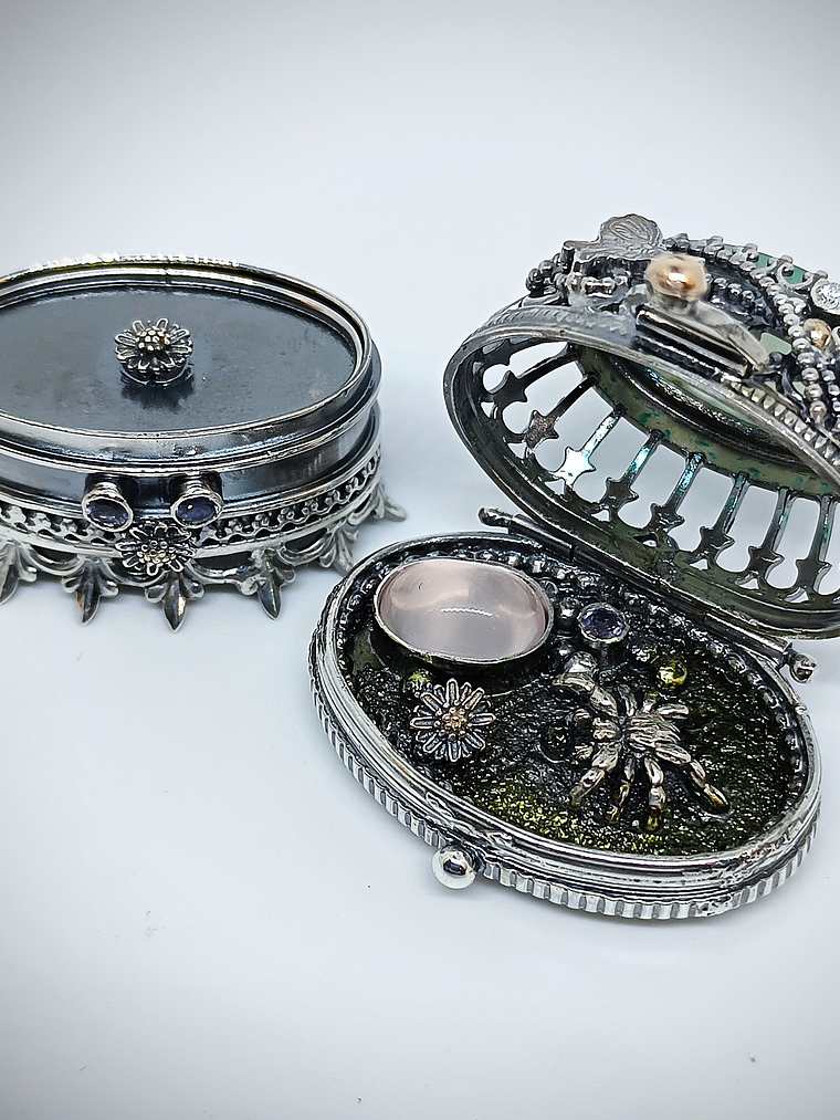 Polly Pocket, jumping spider silver box 7