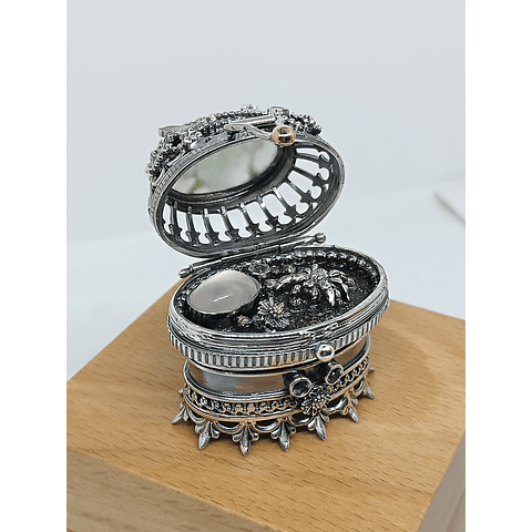 Polly Pocket, jumping spider silver box