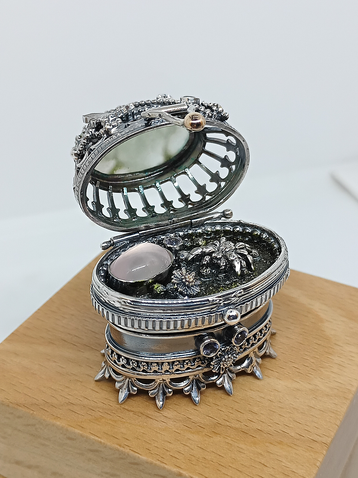 Polly Pocket, jumping spider silver box 15