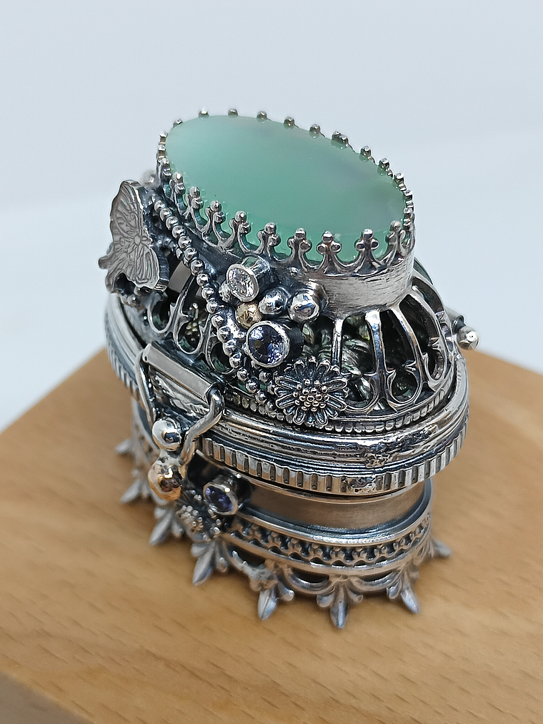 Polly Pocket, jumping spider silver box 16