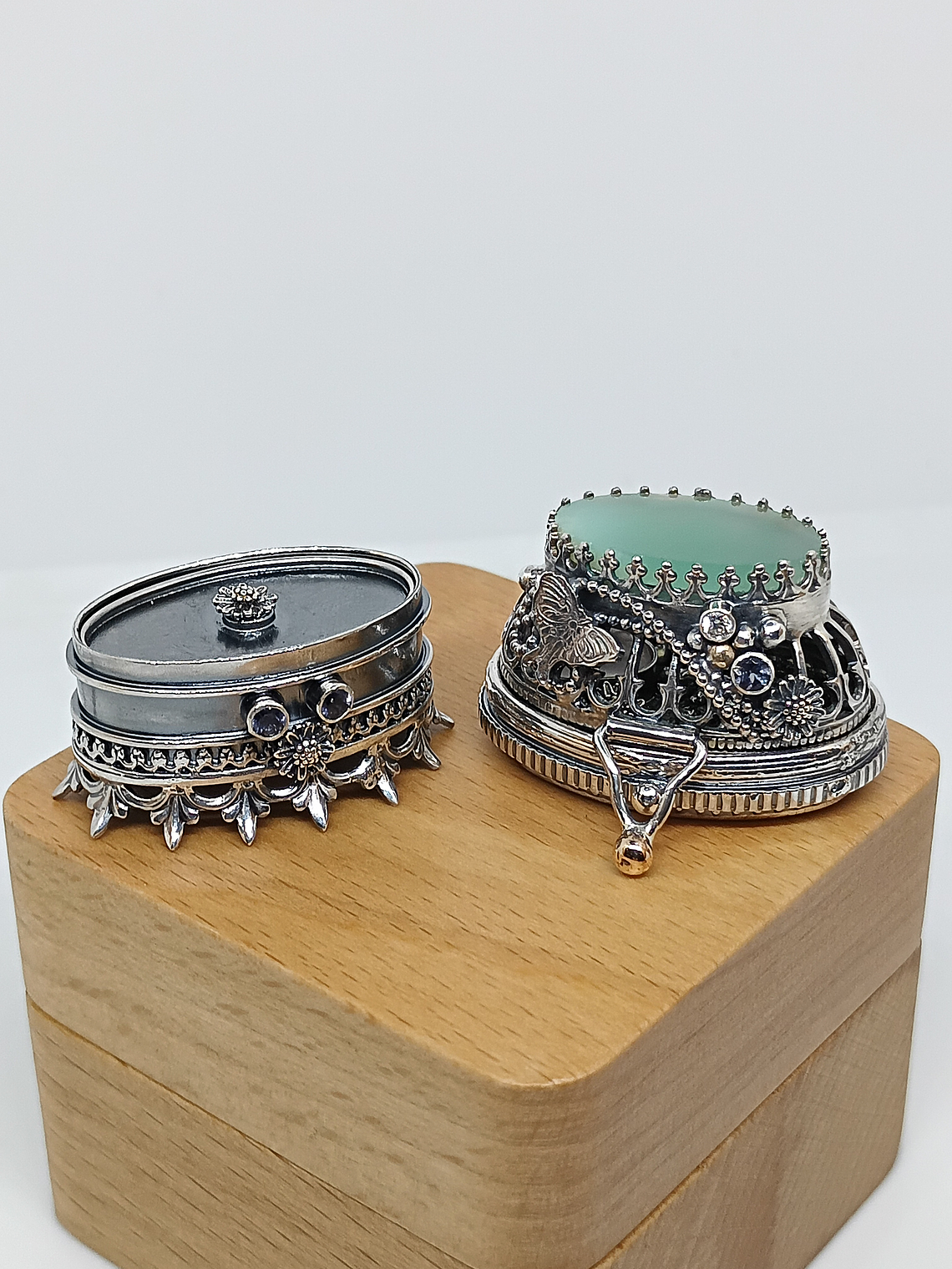 Polly Pocket, jumping spider silver box 17