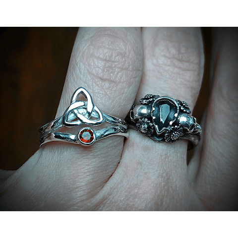 Celtic knot - Witches knot triquetra split ring