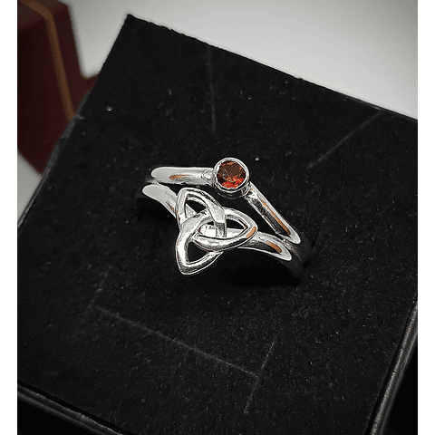 Celtic knot - Witches knot triquetra split ring