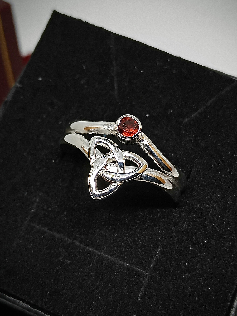 Celtic knot - Witches knot triquetra split ring 4