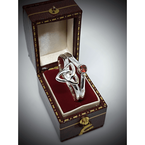 Celtic knot - Witches knot triquetra split ring