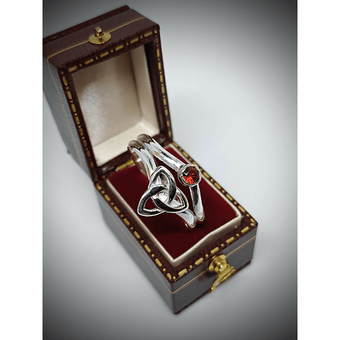 Celtic knot - Witches knot triquetra split ring