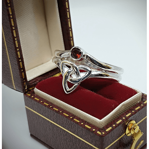 Celtic knot - Witches knot triquetra split ring