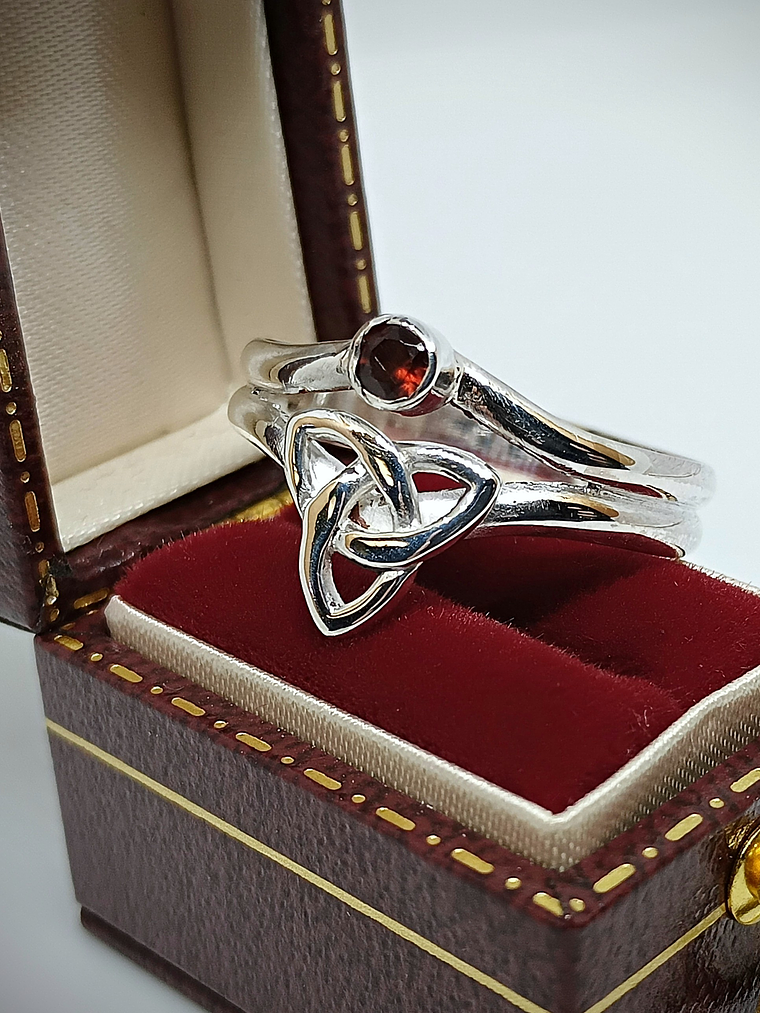 Celtic knot - Witches knot triquetra split ring 1