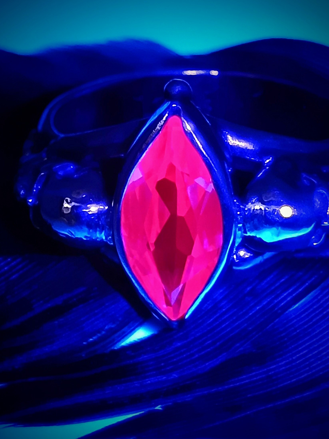 Sz 7.5 - Gothic Skulls, Pink Sapphire ring - Sterling 2