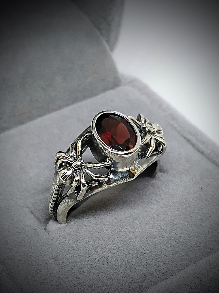 RTS - Gothic spider ring with Mozambique blood red garnet - Sterling 4