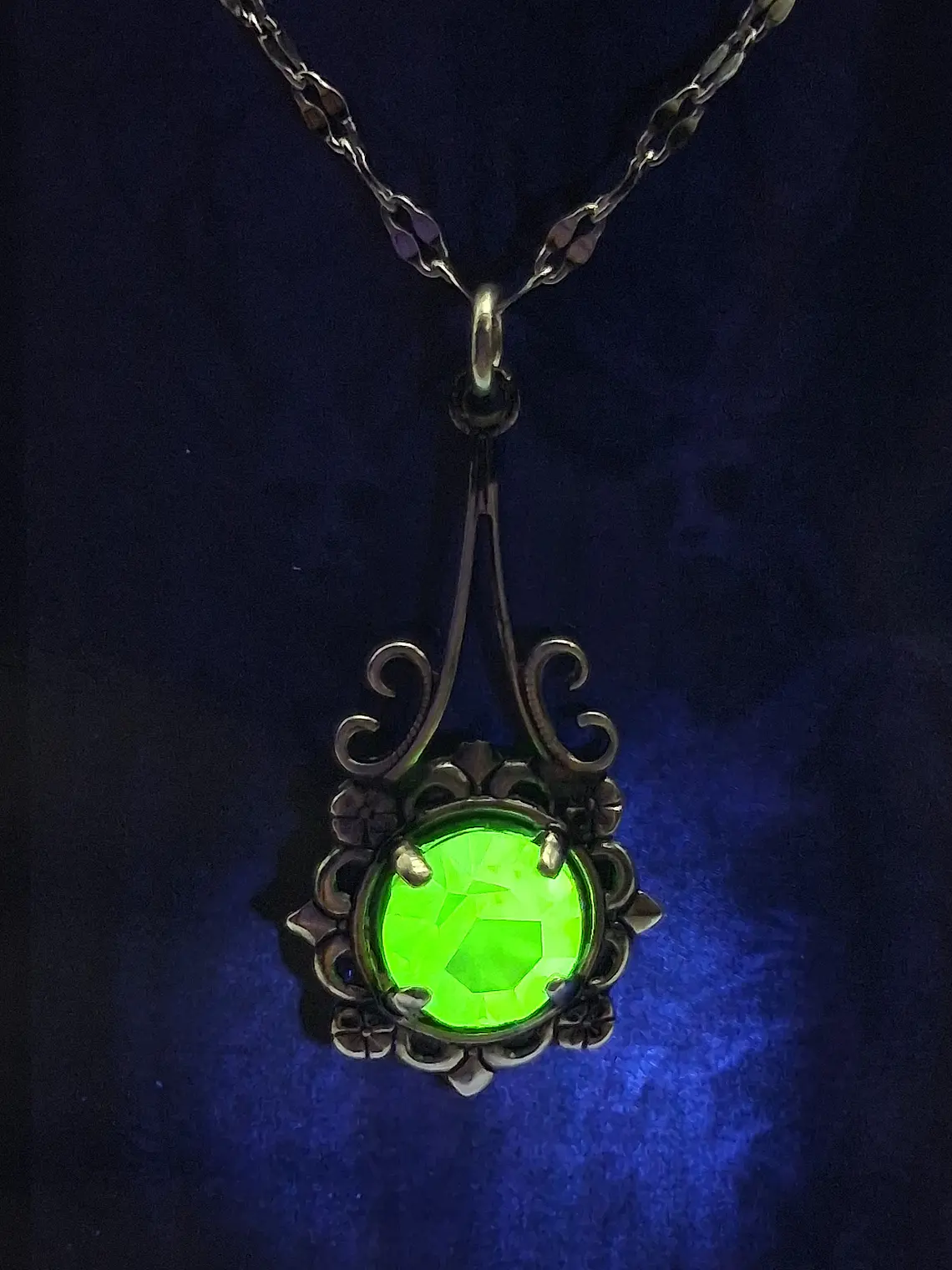 Simple, vintage inspired Apple green Uranium glass pendant  #Bp011 4