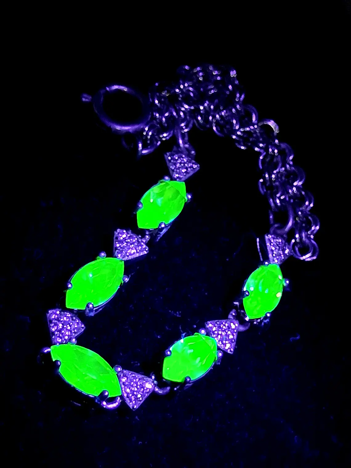 Contemporary, Rhodium-plated  5ct Apple green Uranium glass bracelet -        #Bb035 5