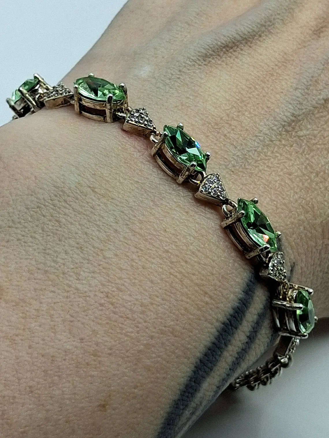 Contemporary, Rhodium-plated  5ct Apple green Uranium glass bracelet -        #Bb035 3