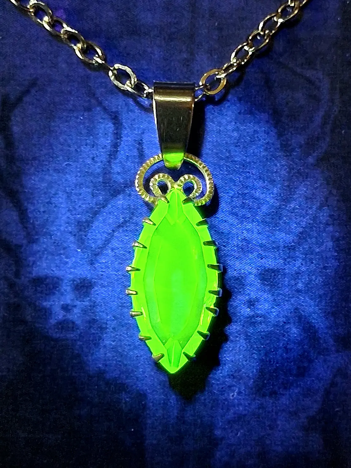 Delicate silver-plated, Green apple Uranium glass pendant -       bp040 5