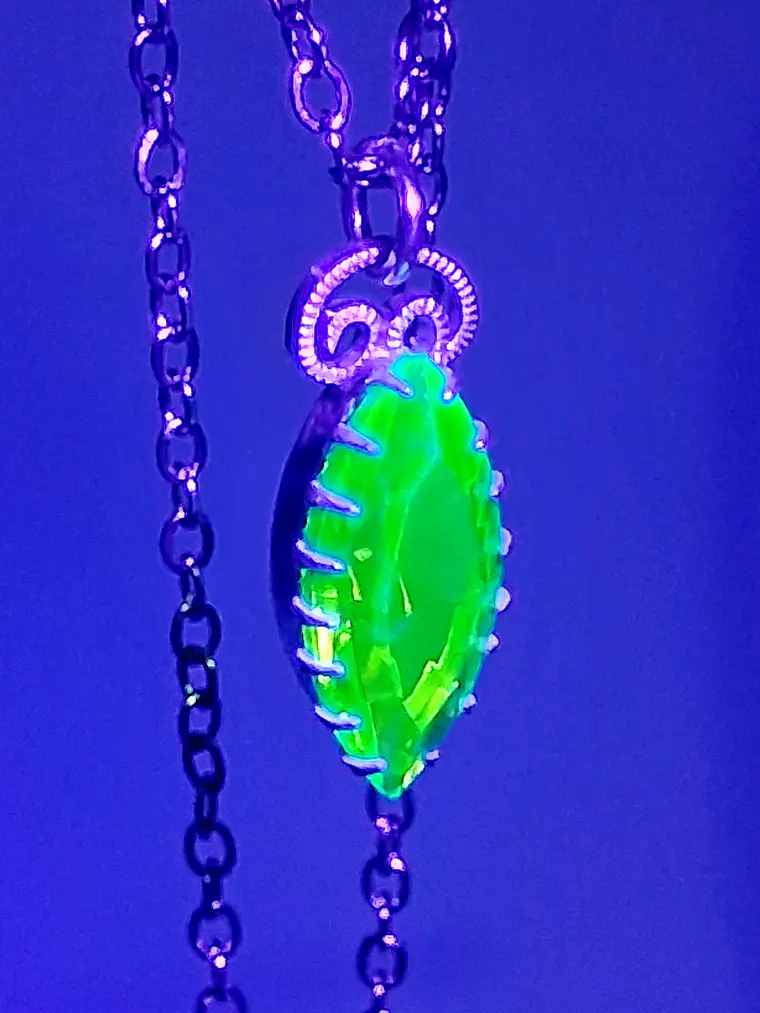 Delicate Tourmaline green Uranium glass pendant -        #Bp045 5
