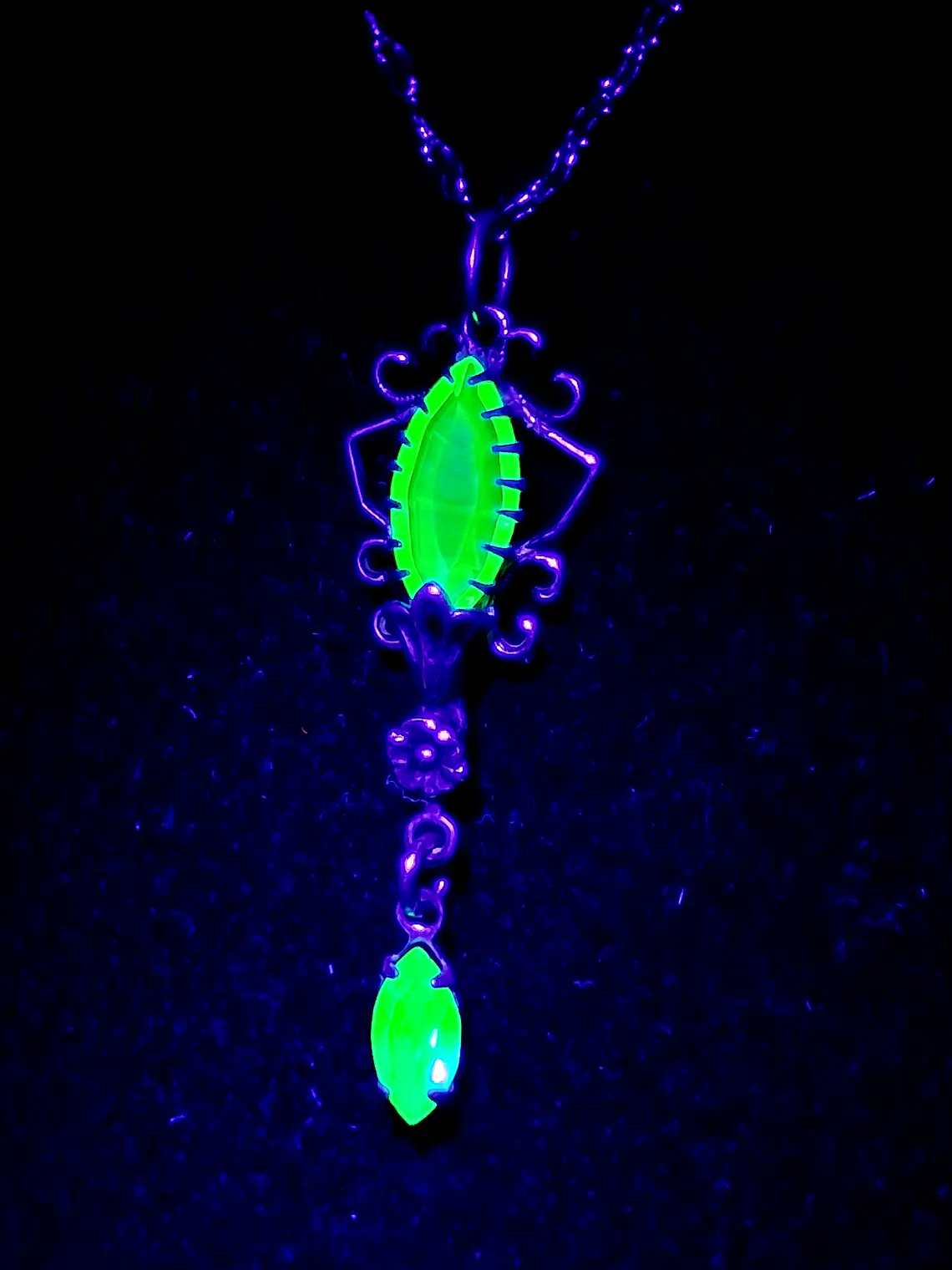 Delicate vintage style Apple green Uranium glass necklace -         #Bp067 6