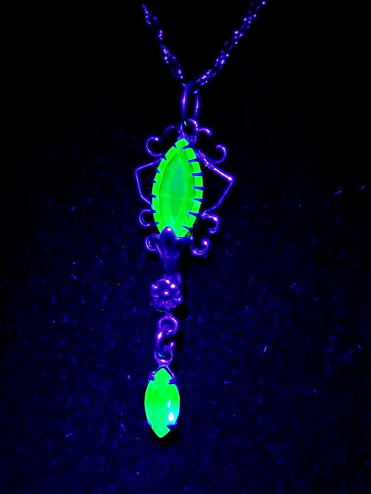 Delicate vintage style Apple green Uranium glass necklace -         #Bp067 6