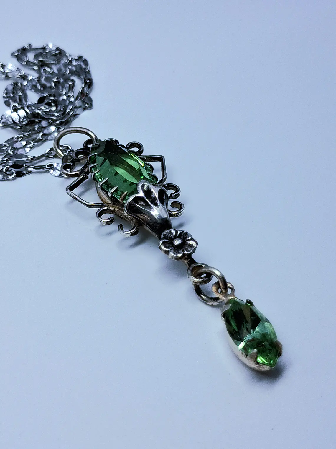 Delicate vintage style Apple green Uranium glass necklace -         #Bp067 3