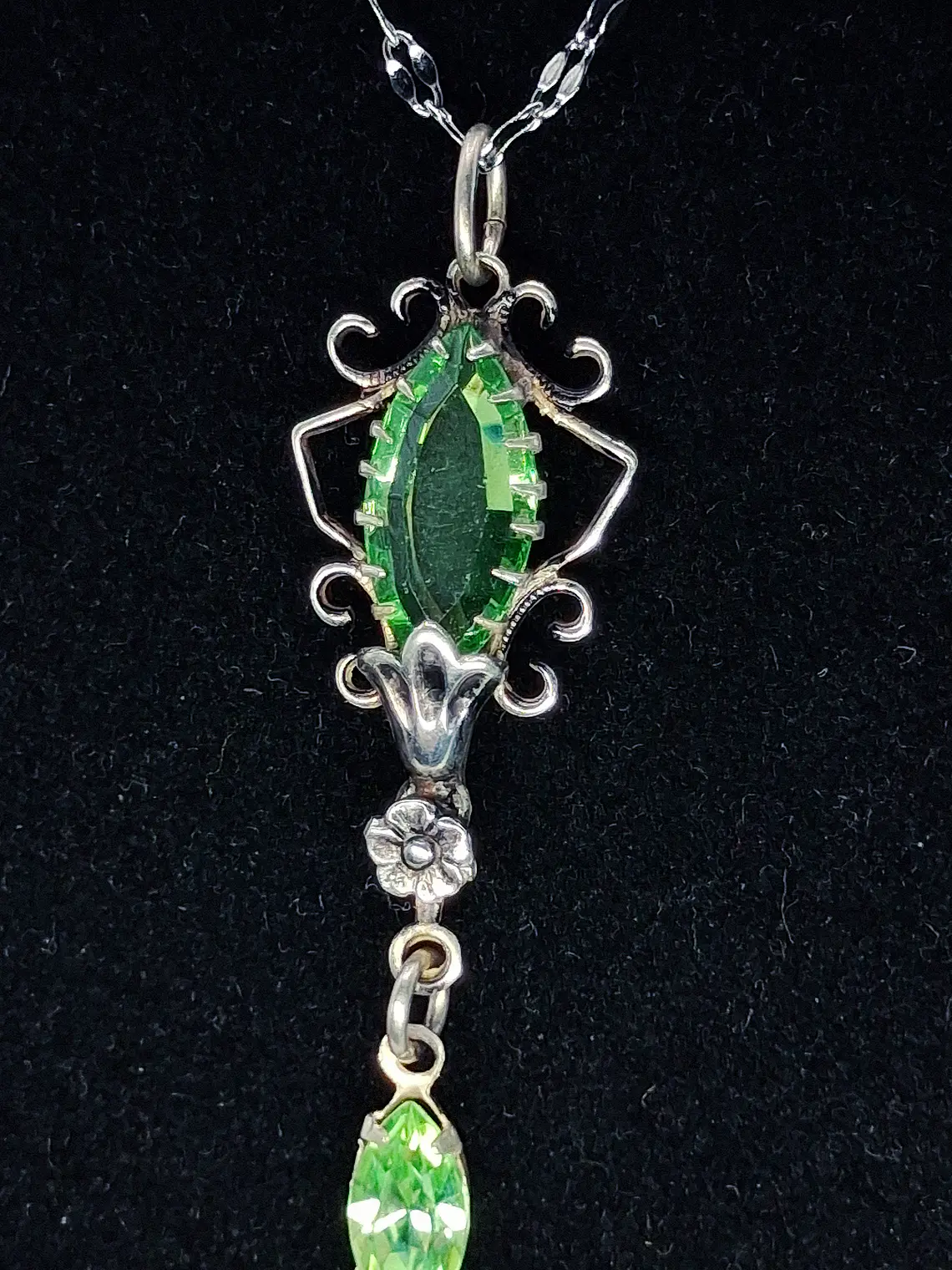 Delicate vintage style Apple green Uranium glass necklace -         #Bp067 4