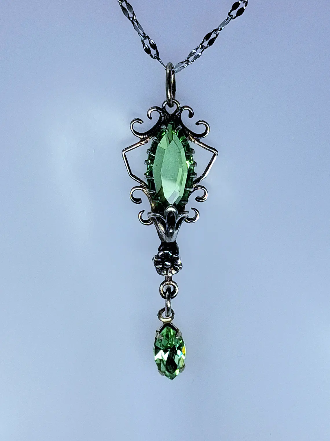Delicate vintage style Apple green Uranium glass necklace -         #Bp067 2