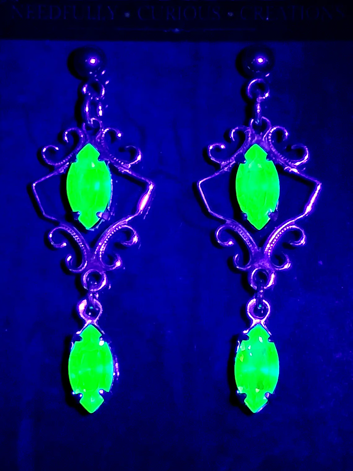 Beautiful and dainty dangles in silver with Green Uranium glass -          Be084 6