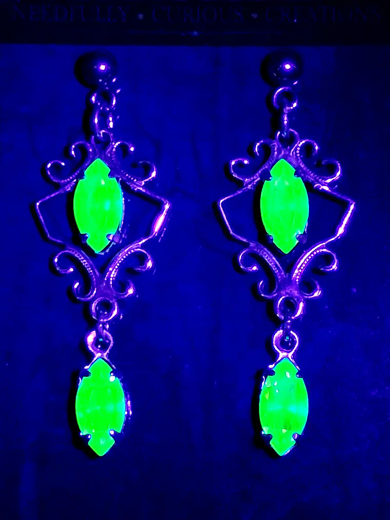 Beautiful and dainty dangles in silver with Green Uranium glass -          Be084 6