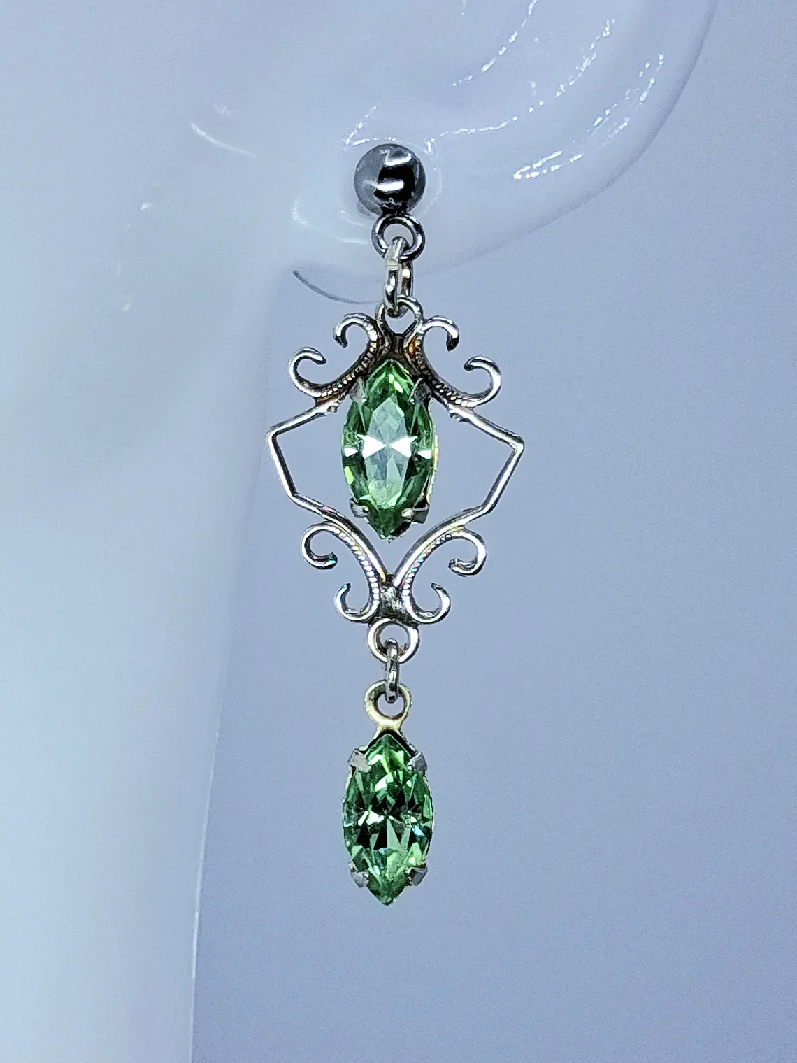 Beautiful and dainty dangles in silver with Green Uranium glass -          Be084 2