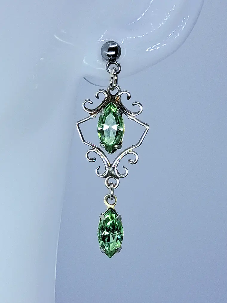 Beautiful and dainty dangles in silver with Green Uranium glass -          Be084 2