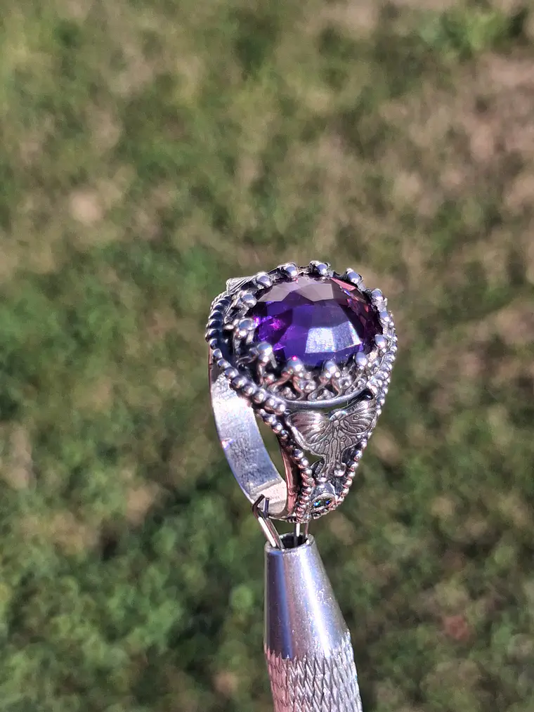 Sz8 - Beautiful & Gothic - Purple sapphire Luna moth ring - Sterling - Video 8