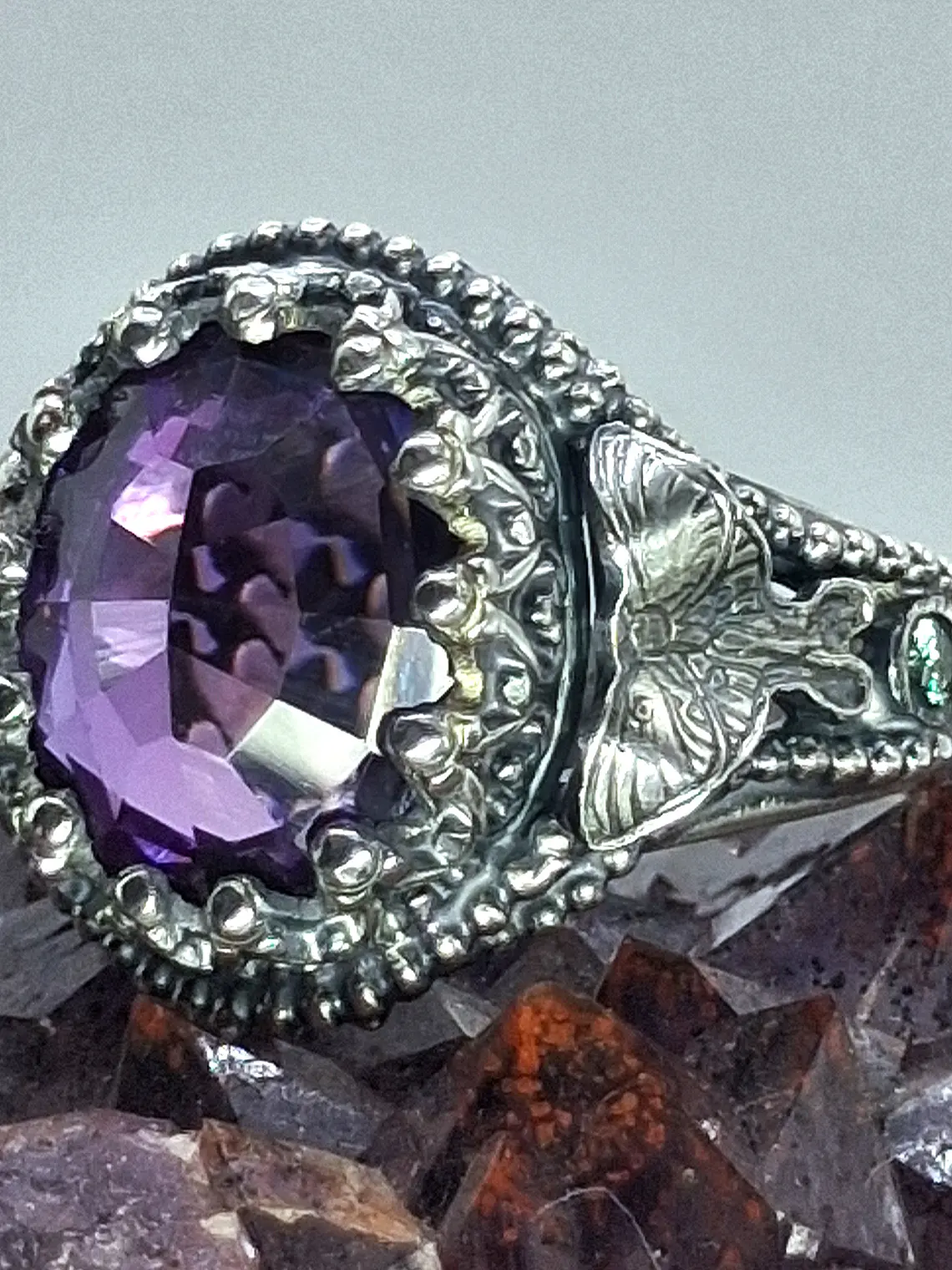 Sz8 - Beautiful & Gothic - Purple sapphire Luna moth ring - Sterling - Video 4