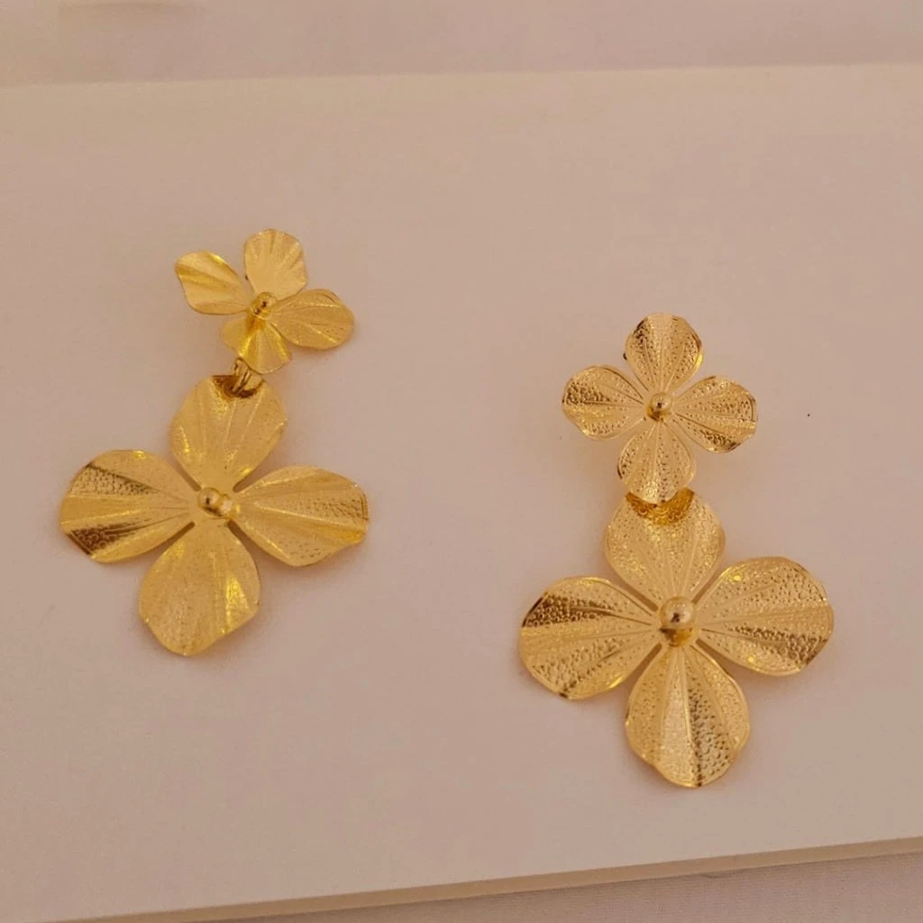 Aretes Largos de Flores en Relieve - Edición Dorada 2