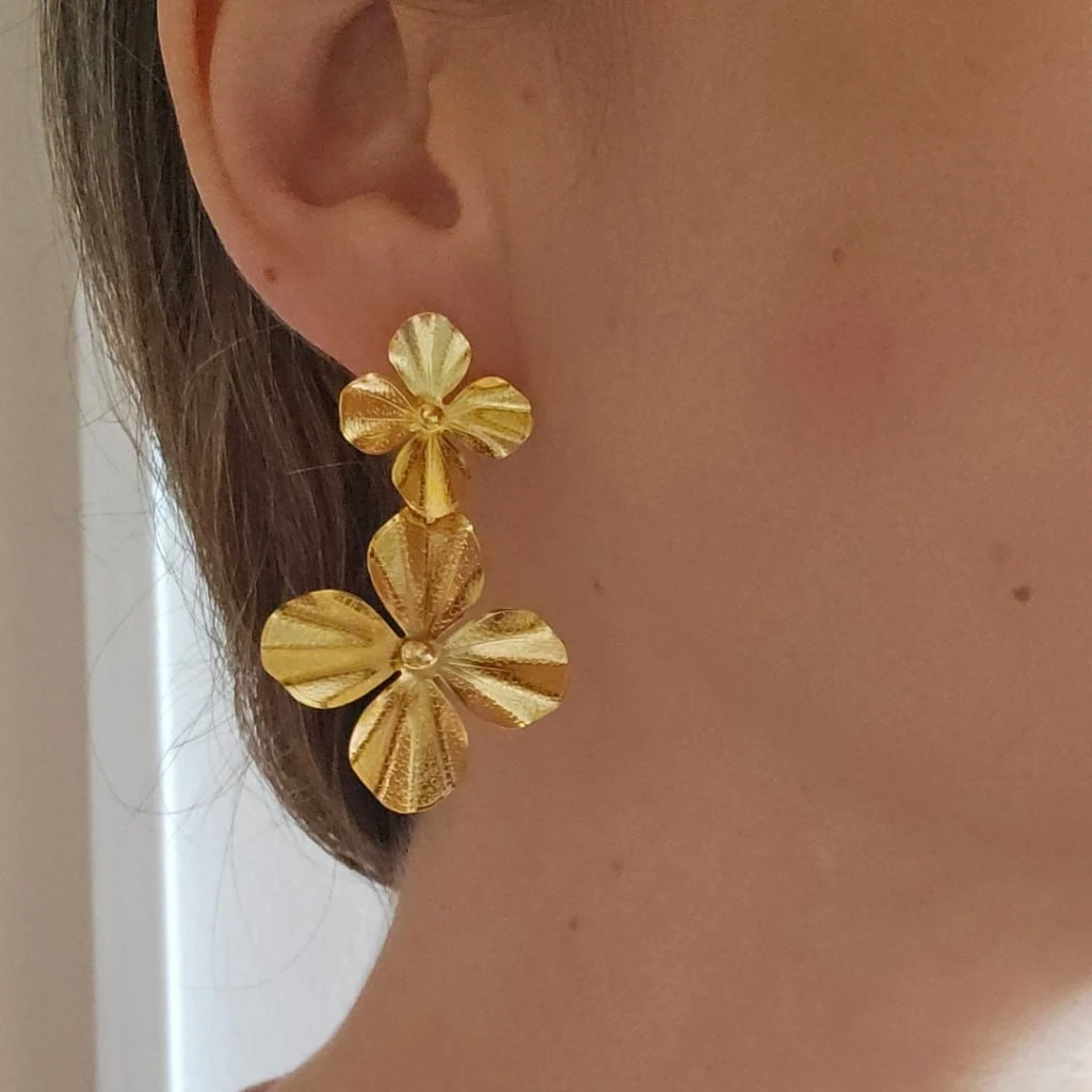 Aretes Largos de Flores en Relieve - Edición Dorada 1