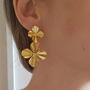 Aretes Largos de Flores en Relieve - Edición Dorada