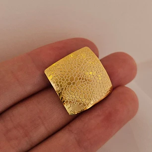 Aretes Dorados Romboides de Diseño Texturizado
