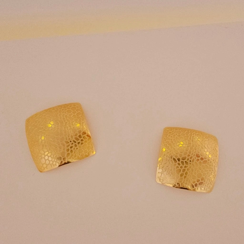 Aretes Dorados Romboides de Diseño Texturizado 3